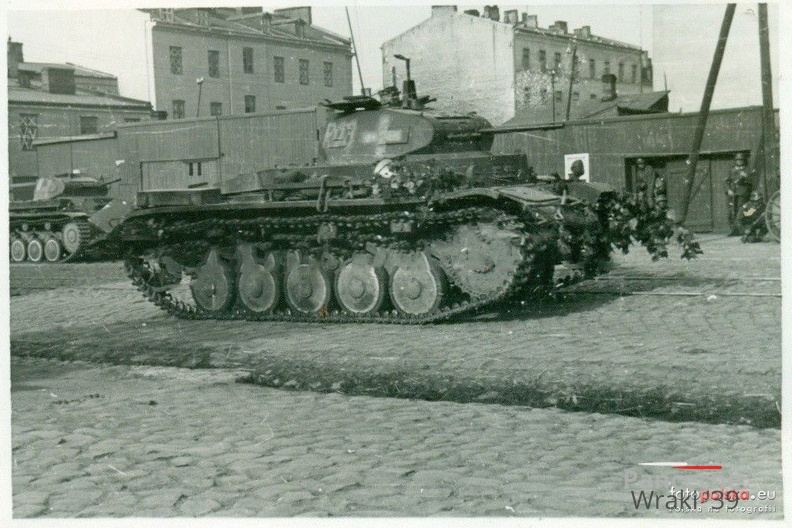 [Pz2][#284]{001}{a} Pz.Kpfw II Ausf.C, Pz.Reg.35, #xxx, Warszawa, Grójecka 72.jpg