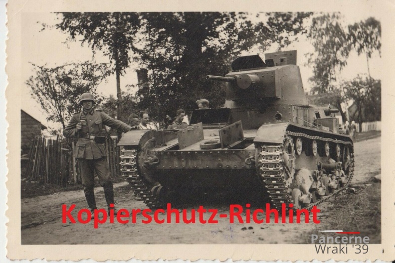 [7TP][#037]{001}{b} 2bczl, Majków Średni, dziura pod wieżą. Panzerkampfwagen Lodz aw.jpg