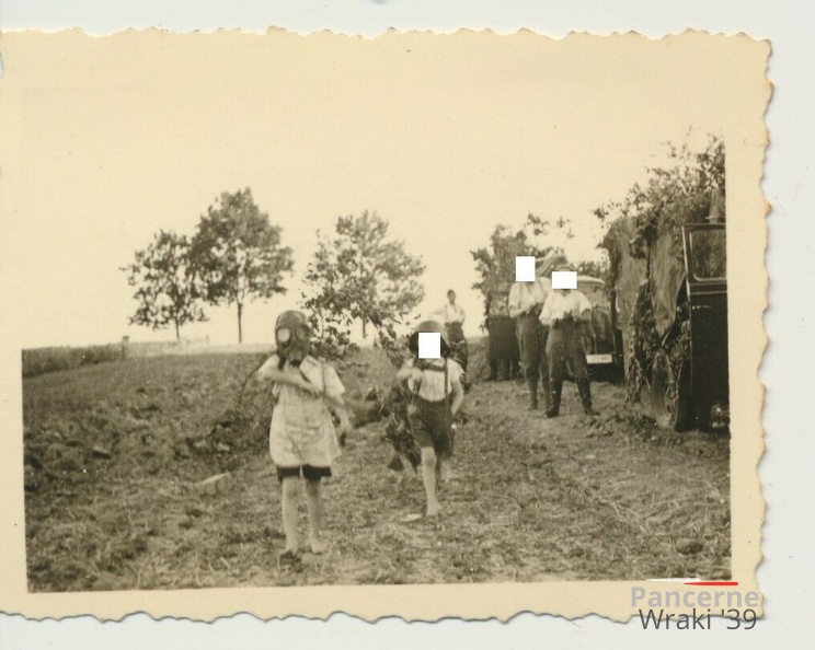 [Z.BA.22.002] Polen Feldzug Ruhepause polnische Kinder mit Gasmaske und Helm 1 BB 22 aw