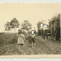 [Z.BA.22.002] Polen Feldzug Ruhepause polnische Kinder mit Gasmaske und Helm 1 BB 22 aw