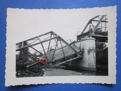 [Z.X0062] Original Foto Polen 1939 Deutscher Panzer auf gesprengter Brücke