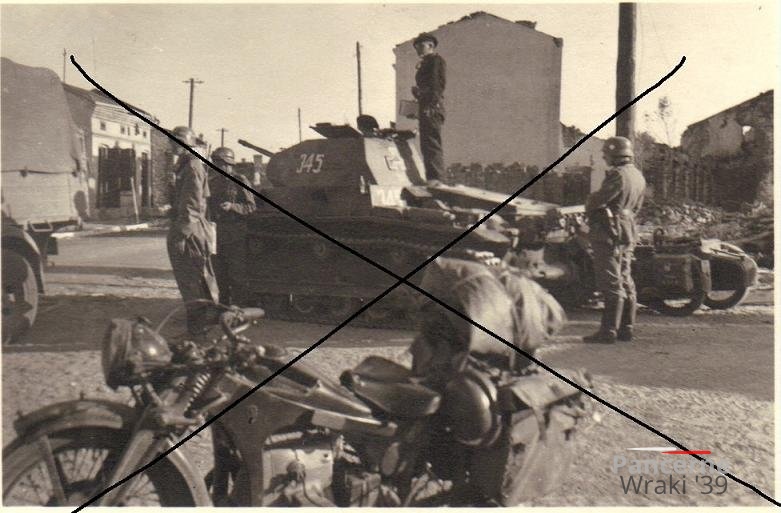 [Pz2][#002]{002}{a} Pz.Kpfw II Ausf.b, Pz.Rgt.1, #345, Piotrków Trybunalski ( Foto Polizei Einsatz Polen Petrigau Panzer Krad ).jpg
