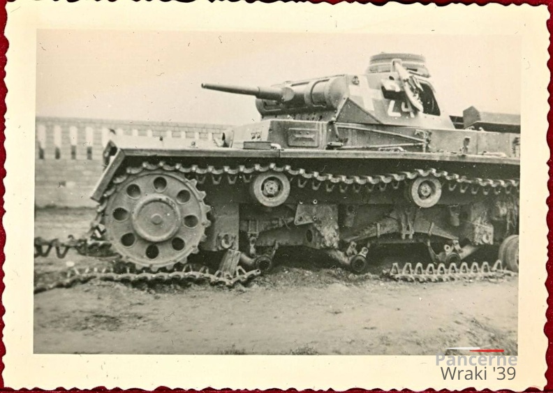 [Pz3][#001]{105}{b} Pz.Kpfw III Ausf.C, Pz.Rgt.1, #241, Sochaczew