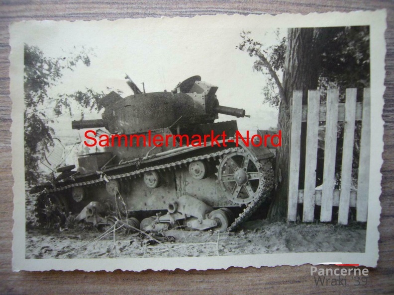 [Z.Art.Rgt.60.002] 134) Foto1939 POLEN Feldzug ART.RGT. 60 - zerstörter POLNISCHER Panzer aw.jpg