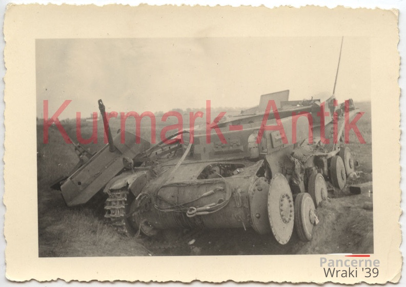 [Pz2][#276]{010}{b} Pz.Kpfw II Ausf.C, Pz.Rgt.35, #121, Tomaszów Mazwiecki, odstrzelona wieża.jpg