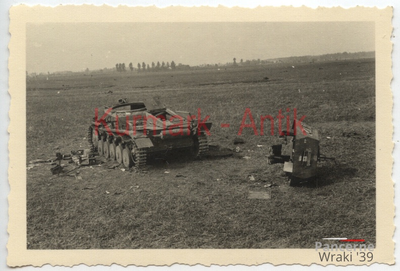 [Pz2][#008]{003}{e} Pz.Kpfw II Ausf.C, Pz.Rgt.1, #x12, pod Warszawą, odstrzelona wieża(A.X0021).jpg