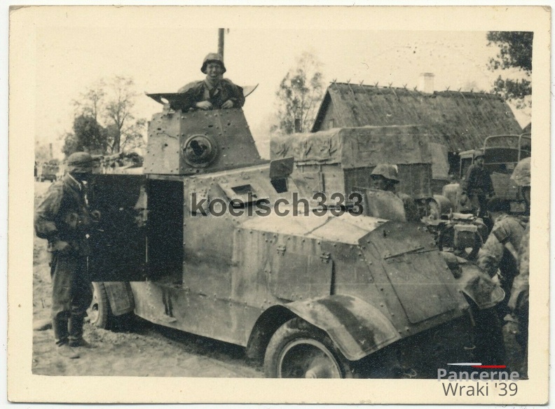 [Z.SS.Rgt.Deut.002] Foto Polen 1939 Soldaten in Erbsentarn Uniformen am polnischen Panzerwagen D.jpg