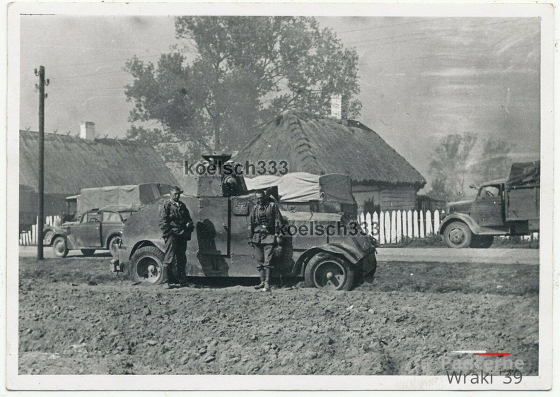 [Z.SS.Rgt.Deut.002] Foto Soldaten in Erbsentarn Uniformen am polnischen Panzerwagen in Polen 1939 bw.jpg
