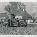 [Z.SS.Rgt.Deut.002] Foto Soldaten in Erbsentarn Uniformen am polnischen Panzerwagen in Polen 1939 bw