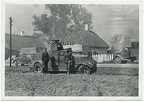 [Z.SS.Rgt.Deut.002] Foto Soldaten in Erbsentarn Uniformen am polnischen Panzerwagen in Polen 1939 bw