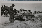 [Z.Inf.Rgt.101.004] Polen Poland zerschossener polnischer Panzer destroyed polish tank bw