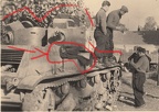 [Z.Pz.Abw.Abt.168.002] Foto WH Soldat Beute Panzer Tank Schutzmütze Aufklärer SPW Spähpanzer 68. ID 31 a