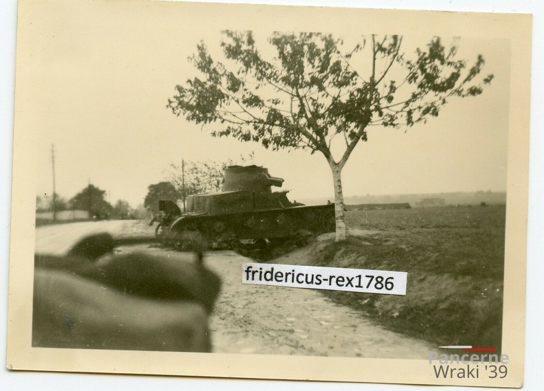 [Z.Aufkl.Rgt.09.001] A22 Foto 4. leichte Div. Polen Blitzkrieg 39 poln. Panzer vernichtet vor Lemberg aw