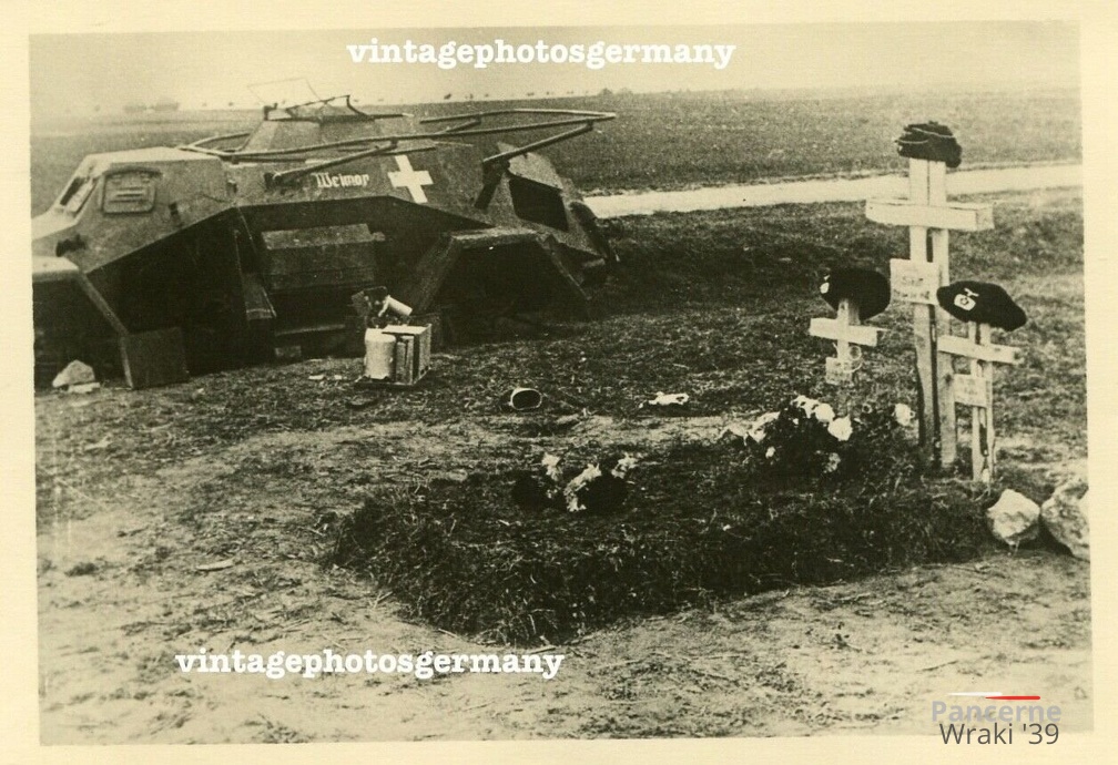 Sd.Kfz.223 Weimar {002}{a} K63 Foto Polen 1939 abgeschossener deutscher Panzer SdKfz 222 Name Weimar Grab