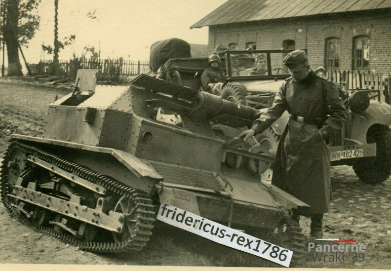 [Z.Inf.Nachr.Abt.12.001] C18 Foto Polen Blitzkrieg39 12ID Armeekorps Wodrig polnische Tankette Panzer TKS bw.jpg