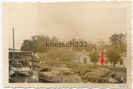 [7TP][#502]{001}{b} Pz.Rgt.1, #401, Niewiadów (desc. Foto polnischer 7 TP Panzer mit Beute Balkenkreuz auf Marktplatz in Polen 1939 )