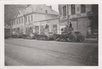 [Pz.Kpfw.7TP 731(p)][#001]{001}{b} Warszawa, ul.Marszałkowska, restauracja Grecja ( desc. deutsche panzerparade in warschau )