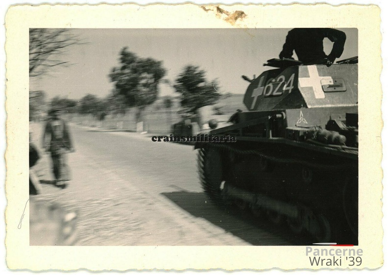 [Pz.Kpfw.II Ausf.b] Pz.Rgt.36, #624 (001){a} Foto Vormarsch Panzer Tank m. Wappen und Kennung in Polen 1939.jpg