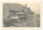 [Pz.Bef.Wg.III Ausf.D], Pz.Rgt.x, #xxx (022){a} Foto Kradschütze vor Panzer III Befehlswagen mit Rahmenantenne in Polen 1939