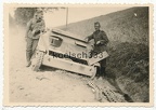 [Z.Kw.Tr.Rgt.602.001] Foto (1) Soldaten der Wehrmacht an einer polnischen Panzer Tankette in Polen 1939