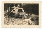 [Z.Kw.Tr.Rgt.602.001] Foto (1) zerstörter PKW der Wehrmacht auf der Straße in Bromberg Polen 1939