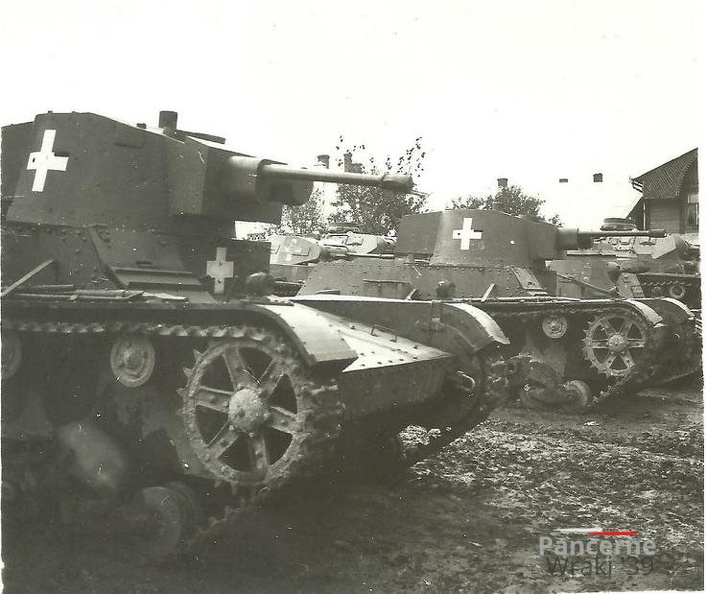 [7TP][#152]{421}{a} 1.BCzL, przejęty przez Panzer Regiment 3, okolice Tomaszowa Lubelskiego, żaluzje i rozbity tłumik, weiße Balkenkreuz