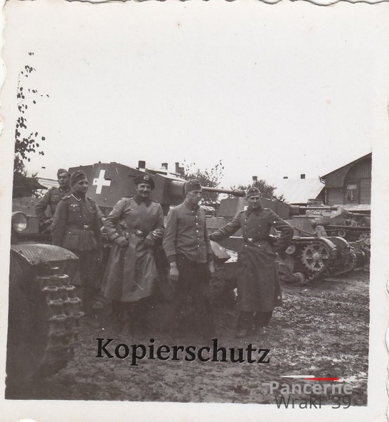[7TP][#152]{422}{a} 1.BCzL, przejęty przez Panzer Regiment 3, okolice Tomaszowa Lubelskiego, żaluzje i rozbity tłumik, weiße Balkenkreuz.jpg