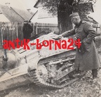 [Z.X0094] #117 Foto WH Soldat Polen 1939 bei Opoczno Beute Panzer Tank Tankette Zivilist bw