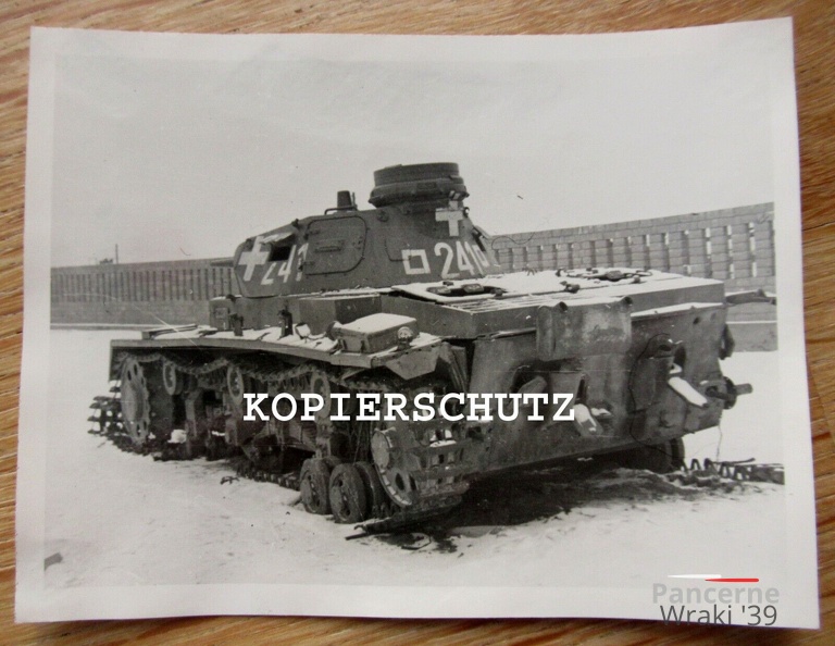 [Pz3][#001]{125}{a} Pz.Kpfw III Ausf.C, Pz.Rgt.1, #241, Sochaczew.jpg