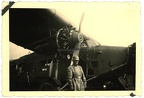 [Z.Art.Rgt.49.002] Orig. Foto 13.ID Soldat mit polnisches Flugzeug Wrack in Polen 1939 d