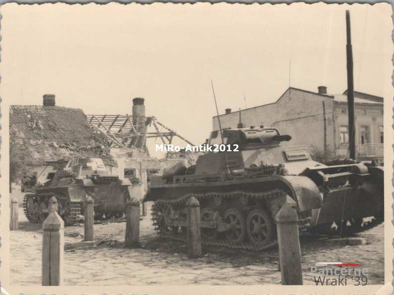 [Pz.Kpfw.I Ausf.A] Pz.Rgt.15, (5.!)#34 (001){a} Panzer I in zerstörter Ortschaft in Polen, 1939 aw.jpg
