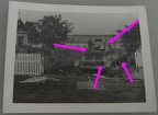 [7TP][#148]{015}{a} 1.BCzL, rozjechany drewniany płot przy domku z cegieł, na wieży napis 4 MG (ir)66, Kosice!Koszyce