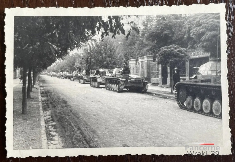 [Pz.Kpfw.II Ausf.C] Pz.Rgt.15, (5.!)#41 (001){b} Panzerkolonne fährt durch SAMBOR.jpg