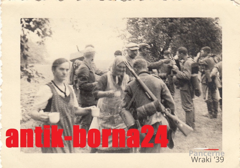 [Z.Inf.Rgt.123.001] G266  Bevölkerung reicht Getränke Kampf in Polen 1939 aw.jpg