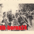 [Z.Inf.Rgt.123.001] G266  Bevölkerung reicht Getränke Kampf in Polen 1939 aw