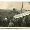 [Z.Pz.Div.03.004] Foto Deutscher Panzer mit gefangenen Polen an der Front in Polen im 2.WK