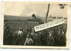 [Z.Pz.Div.03.004] Foto Deutscher Panzer mit gefangenen Polen an der Front in Polen im 2.WK