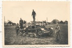 [Z.Lg.Nachr.Rgt.8.001] Foto Soldaten der Luftwaffe an einem polnischen 7TP Panzer Wrack in Polen 1939 b