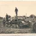 [Z.Lg.Nachr.Rgt.8.001] Foto Soldaten der Luftwaffe an einem polnischen 7TP Panzer Wrack in Polen 1939