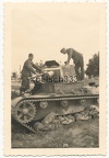 [Z.Lg.Nachr.Rgt.8.001] Foto Soldaten der Luftwaffe begutachten polnischen 7 TP Beute Panzer in Polen