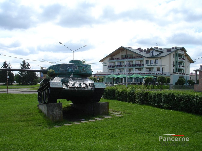 T-34-85 (f.[183][183],sn.tbc) Sanok,  ulica Biała Góra,, 2008r. (001){a}