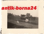 [7TP][#321]{005}{a} 2.KCzL.D.O.W, Załuski(Warszawa), dziura na lewej burcie pod wieżą, bliżej drogi, wieża w przód (A.Inf.Rgt.012.003) aw