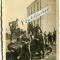 [TKS][#181]{005}{a} 61.SzCzR, Szwadron Śmierci, Konik na biegunach, Głowno, szkoła podstawowa (2 erbeuteter Panzer aus Polen bei Glowna bei Łódź) aw