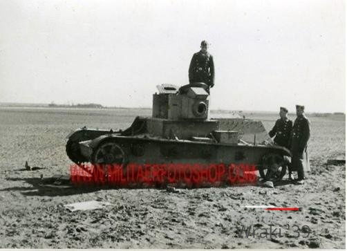 [7TP][#305]{006}{a} 1 Kom.Cz.Lek.DOW, Okęcie (środek pola, brak lewej gąski).jpg