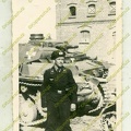 [Z.Pz.Rgt.07.004] #121 Panzer-Regiment 7, Helmut Weidle vor seinem Panzer, Węgrów, Polen aw
