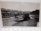 [Z.X0033] H212 Foto 2.WK Polen Sochaczew Bau Behelfsbrücke über Bzura PKW Stadtansicht aw