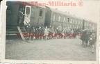 [Z.X0034] S079 Polen Bahnhof Bromberg Bydgoszcz polnische Kinder bekommen Essen polish 1939 aw