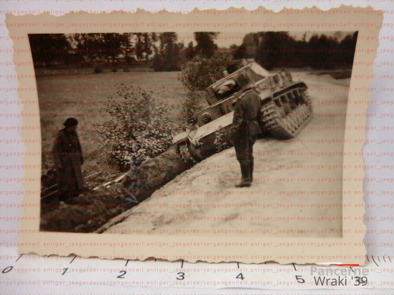 [Z.X0035] H249 Foto 2.WK Polen dt. Panzer tank char Straßengraben schwarzes Barett aw.jpg