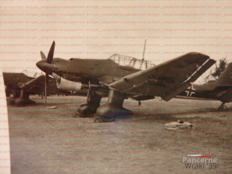 [Z.X0035] H253 Foto 2.WK Polen Radom Masowien Flugplatz Stuka Junkers Ju87 #1 bw.jpg