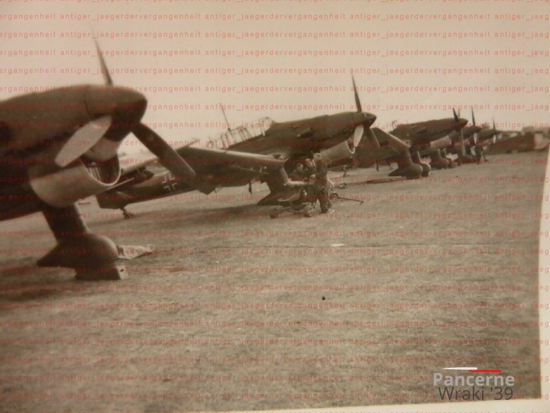 [Z.X0035] H254 Foto 2.WK Polen Radom Masowien Flugplatz Stuka Junkers Ju87 #2 bw.jpg
